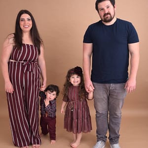 משפחה - הורים עם שני ילדים